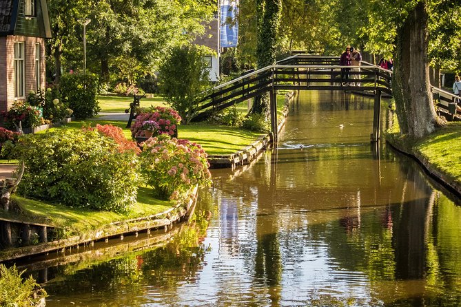 Private Day Trip from Amsterdam to Giethoorn including boat tour - The one-hour boat tour through the canals