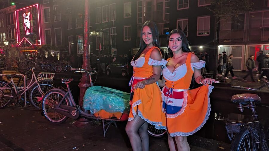 Private Red Light Tour City Center with Beer Maid Guide - Who will enjoy this Amsterdam night out