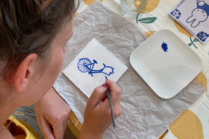 Private Souvenir Creation in Dutch Delft Blue from Netherlands - Painting your personal Delft Blue souvenir