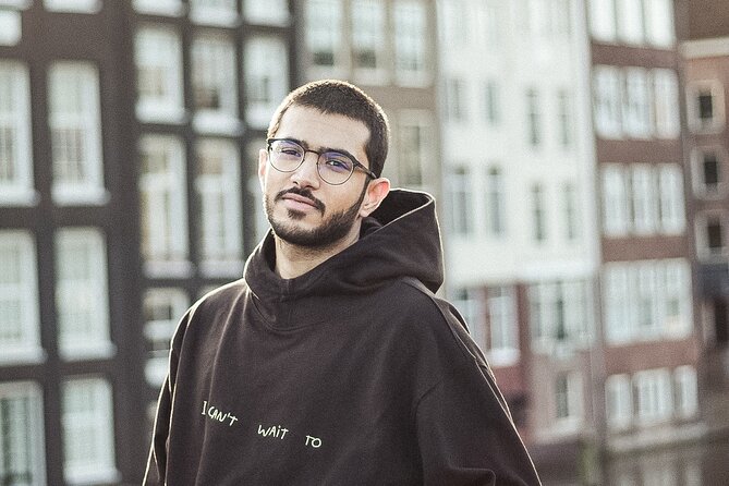 Professional Tinder Photo Session in Amsterdam - Choosing between one outfit and three locations