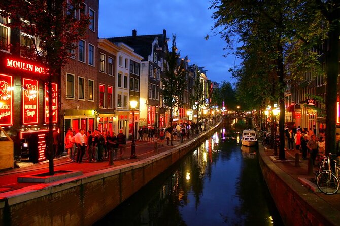 Red Light District Primetime Private Tour for 18+ Only - A quiet pause at He Hua Temple