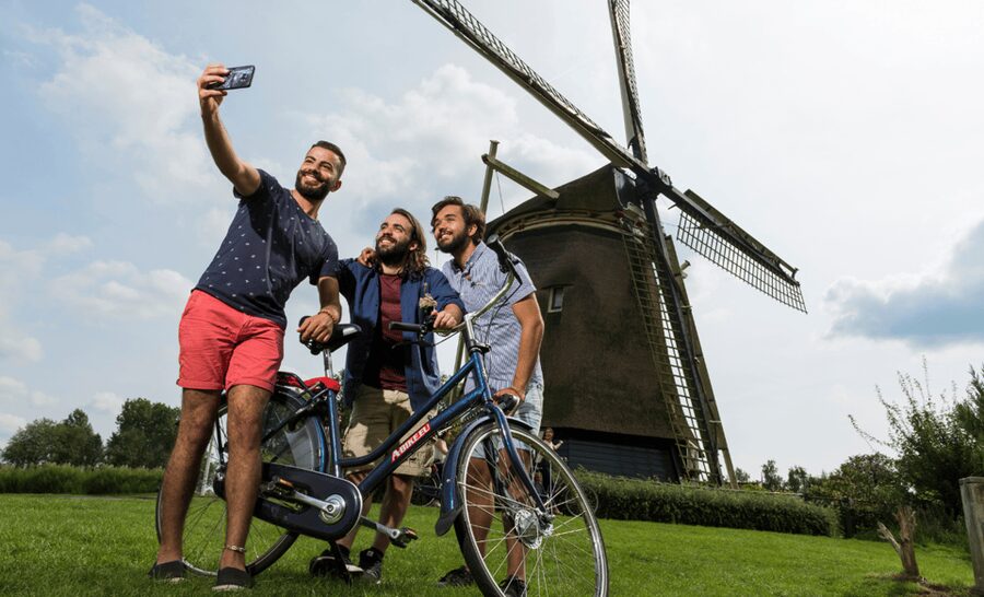 Rent a bike in Amsterdam | 1, 2, 3+ hours - Handling Amsterdam traffic with care