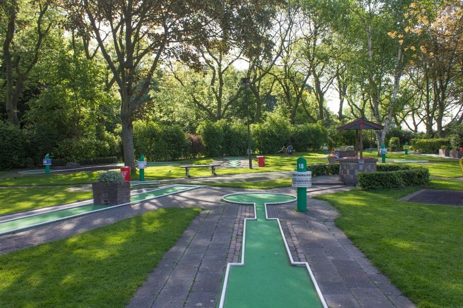 Rotterdam: 18-Hole Mini-Golf Game - Food and Drinks on the Terrace