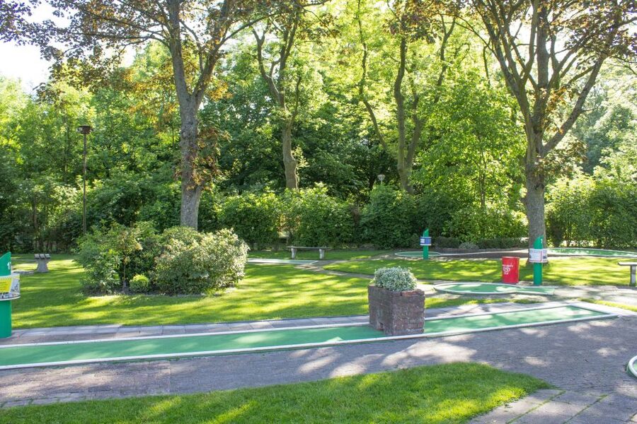 Rotterdam: 18-Hole Mini-Golf Game - Why the Toddler Equipment Matters