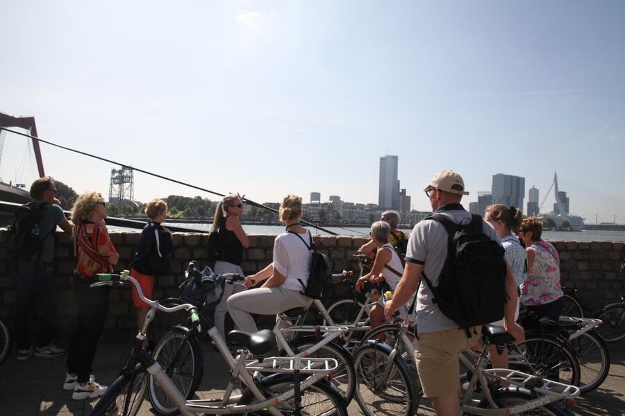 Rotterdam: 2.5-Hour Highlights Bike Tour - The guide makes the difference