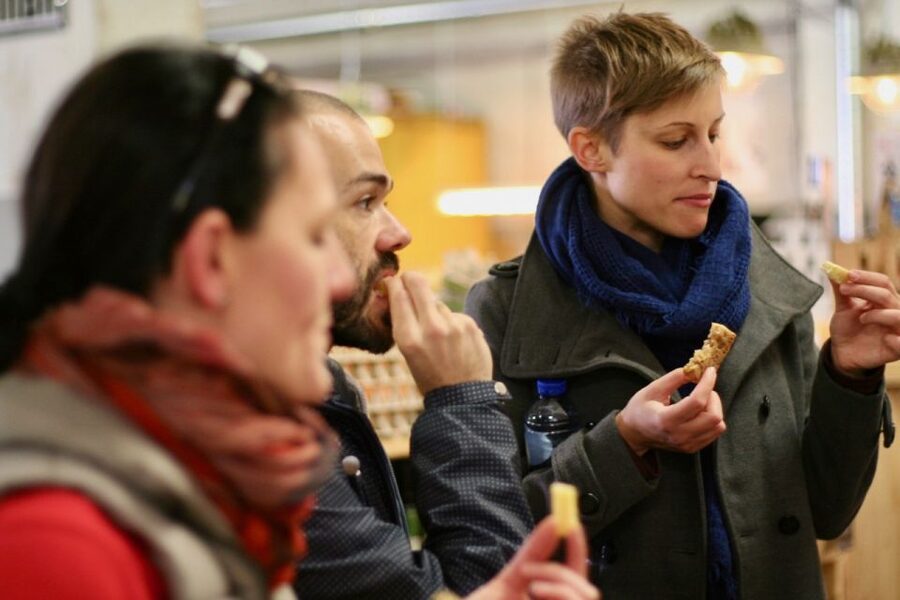 Rotterdam: Guided Walking Food Tour - Group atmosphere, rain, and the practical details