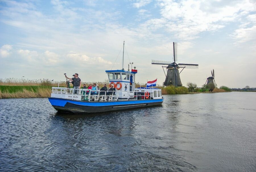 Rotterdam: Kinderdijk UNESCO World Heritage Entry Ticket - Taking the boat through the polders