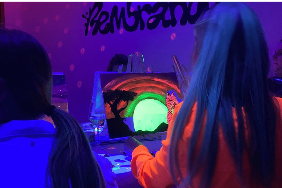 Rotterdam: Paint and Sip in the Dark at Rembrandt van Wine - The dark-room atmosphere, music, and drinks