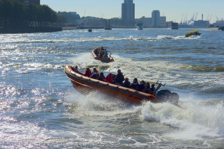 Rotterdam: Private Maas River Speedboat Cruise - From the City Center to Erasmus Bridge