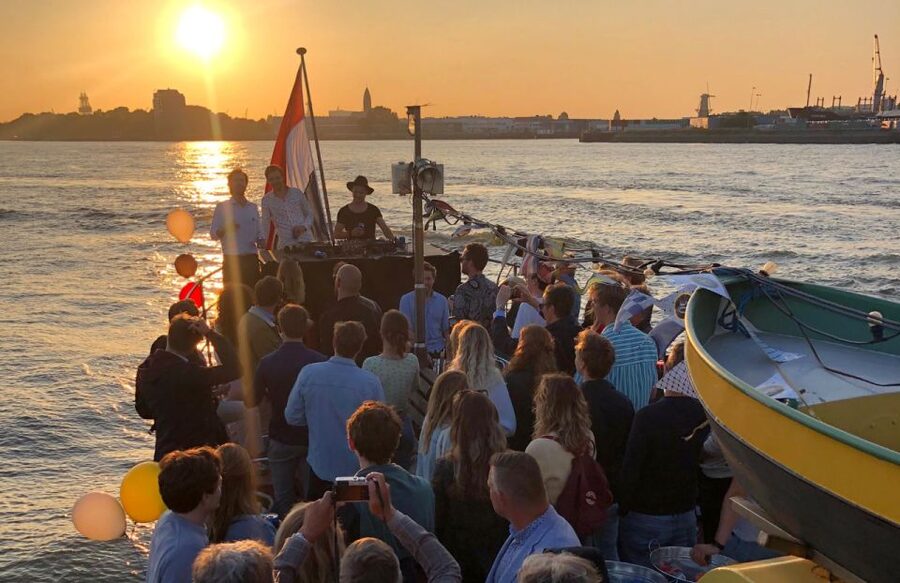 Rotterdam: Pub Cruise with Drinks and Bites - Unlimited drinks and Dutch bar snacks