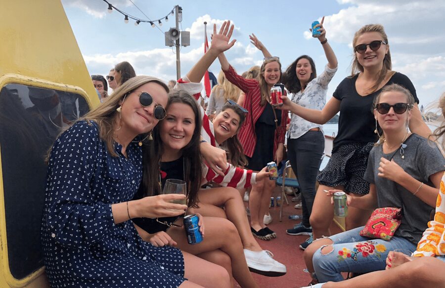 Rotterdam: Pub Cruise with Drinks and Bites - Finding the yellow Borrelboot Rotterdam