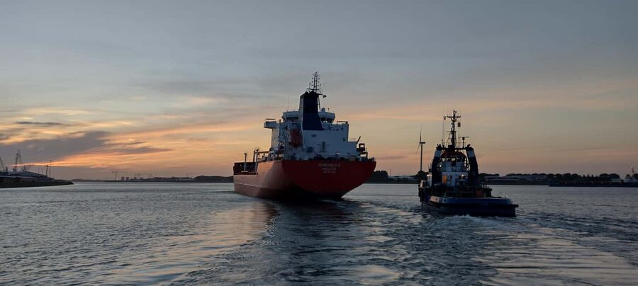 Rotterdam: Summer Evening Cruise with Live Entertainment - The Princess Amalia sets the tone