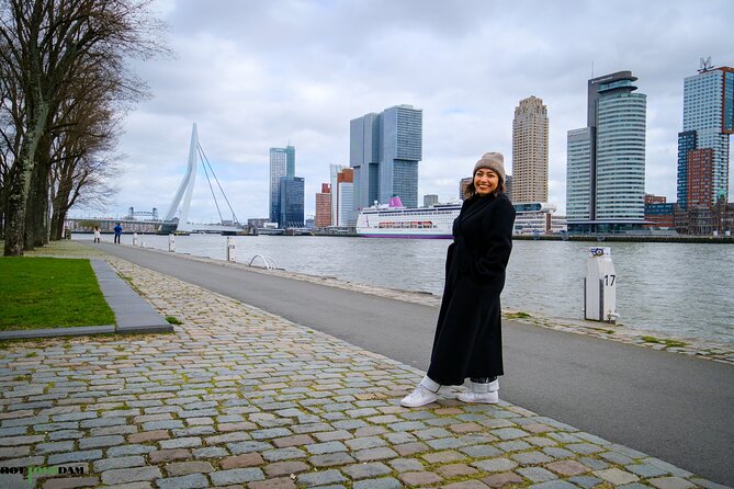 Rotterdam Walk: Hilights, Gems, Architecture & WWII | 2 or 3hrs - Cube Houses explain architecture without jargon