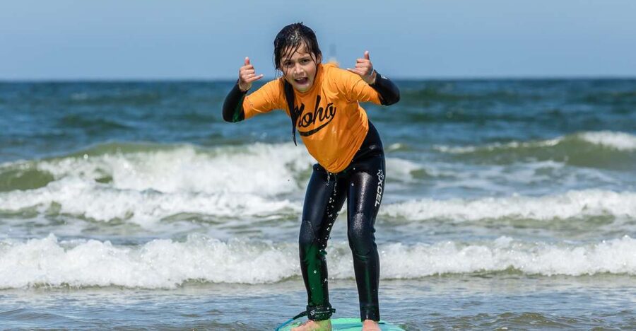 Scheveningen Beach: 1,5-Hour Surf Experience for kids - Working toward that first ride