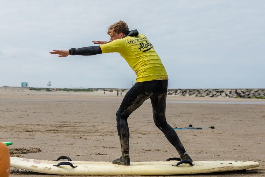 Scheveningen Beach: 2-Hour Surf Experience for Adults - Finding the blue building with the Aloha Flag