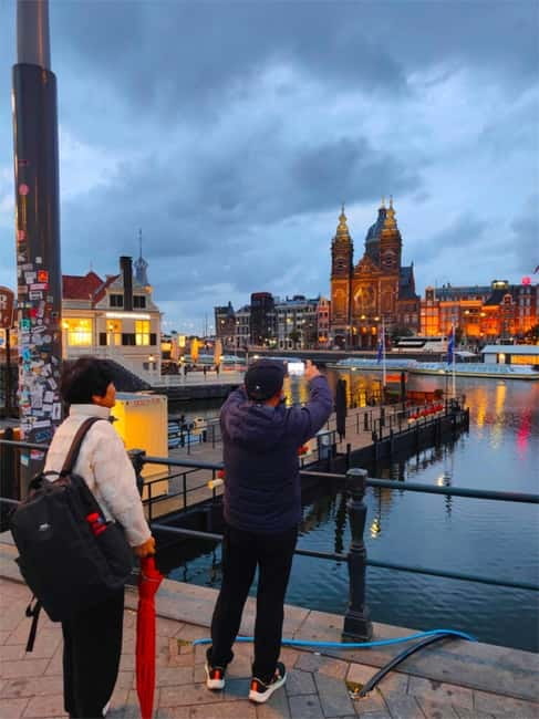 Skipping Lines & Sipping Beers: A History Tour of Amsterdam - Walking Amsterdam through canals and side streets