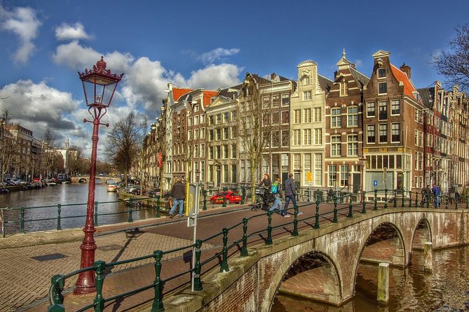 Taxi from a hotel in Amsterdam to the cruise port in Amsterdam - What the Mercedes ride is like