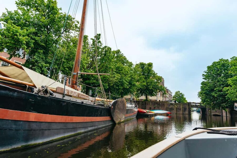 The Hague: Canal Cruise with music from local artists - What the guide adds to the ride