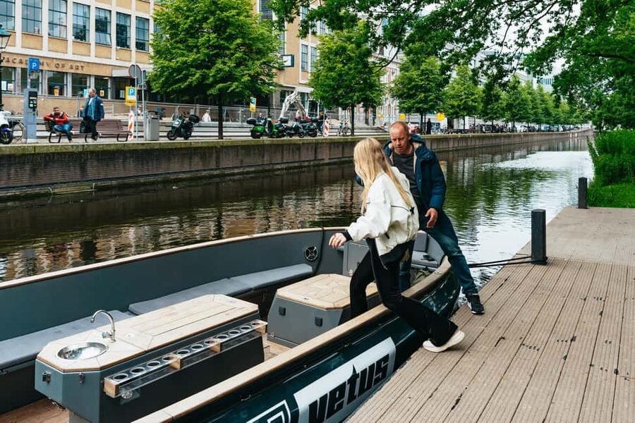 The Hague: Canal Cruise with music from local artists - Who will enjoy this canal cruise most?