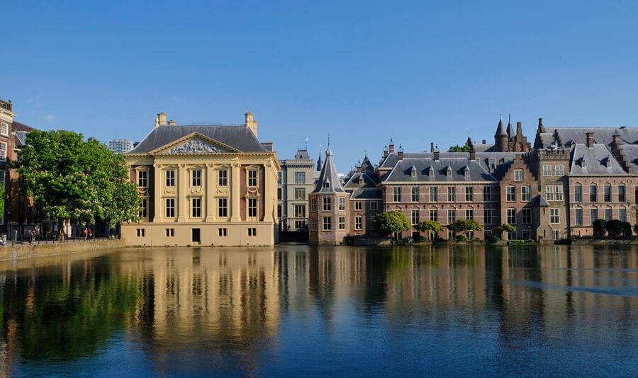 The Hague: City Walking Tour - Why Binnenhof is the right place to begin