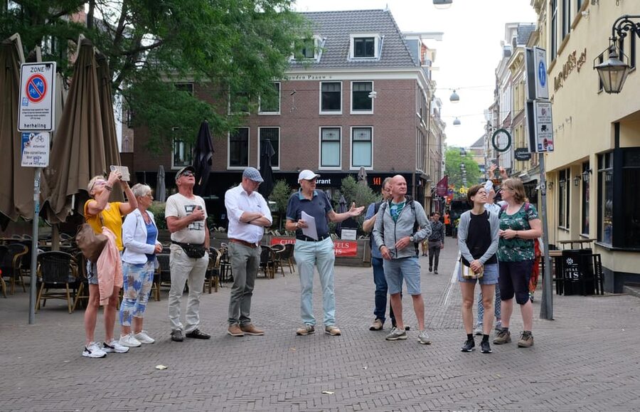 The Hague: Courtyard Walking Tour - What the Renaissance and charity themes add