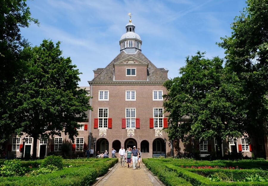 The Hague: Courtyard Walking Tour - A route that mixes quiet courtyards with city monuments