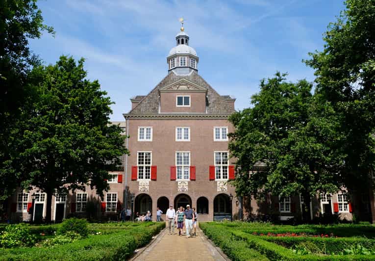 The Hague: Courtyard Walking Tour - Finding courtyards behind ordinary walls