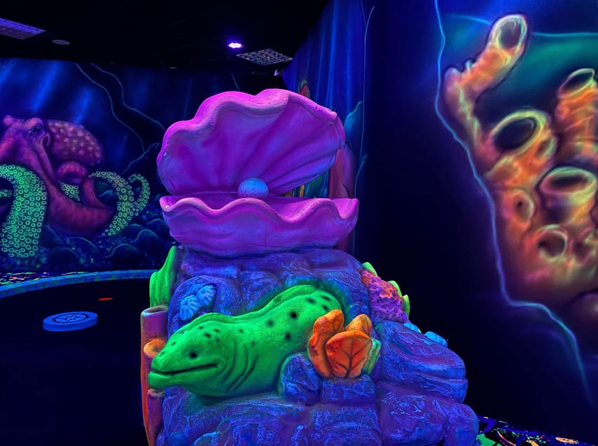 The Hague: Glowgolf Glow in the Dark Indoor Minigolf - Why the black lights change the game
