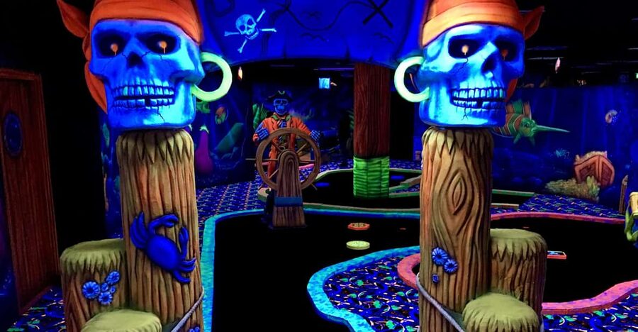 The Hague: Glowgolf Glow in the Dark Indoor Minigolf - Who gets the most from this activity