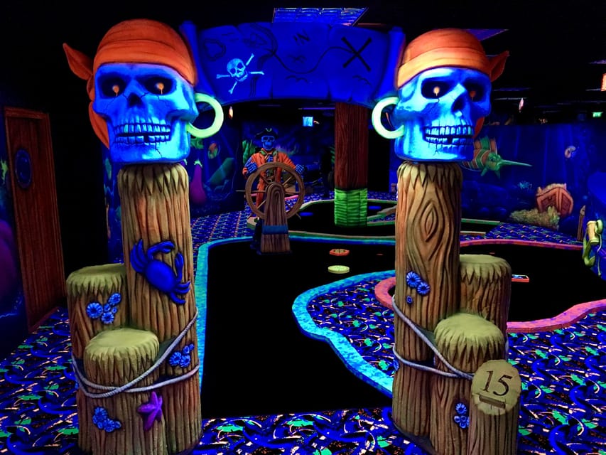 The Hague: Glowgolf Glow in the Dark Indoor Minigolf - How the 18-hole round unfolds