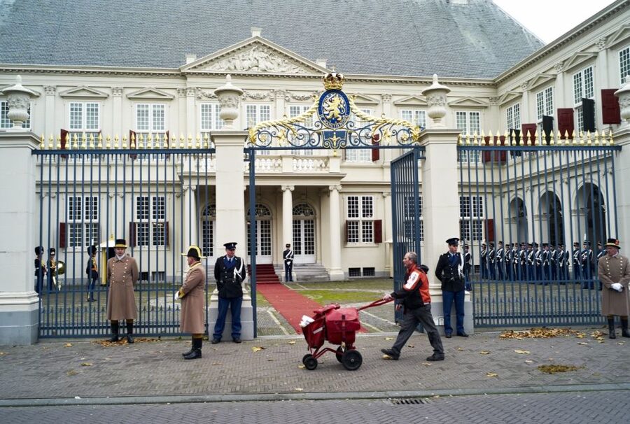 The Hague Walking Tour - Royal buildings and a possible royal glimpse