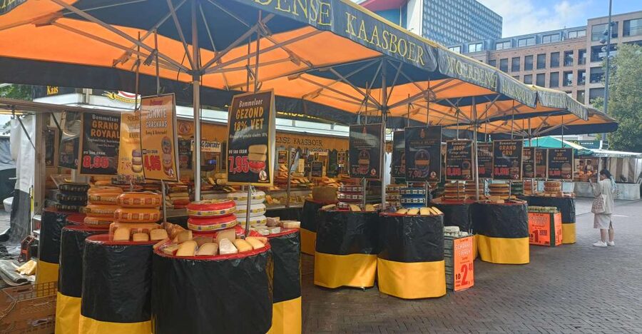 Utrecht - Food Tour: Try out 6 dutch bites - Poffertjes bring you back to the market