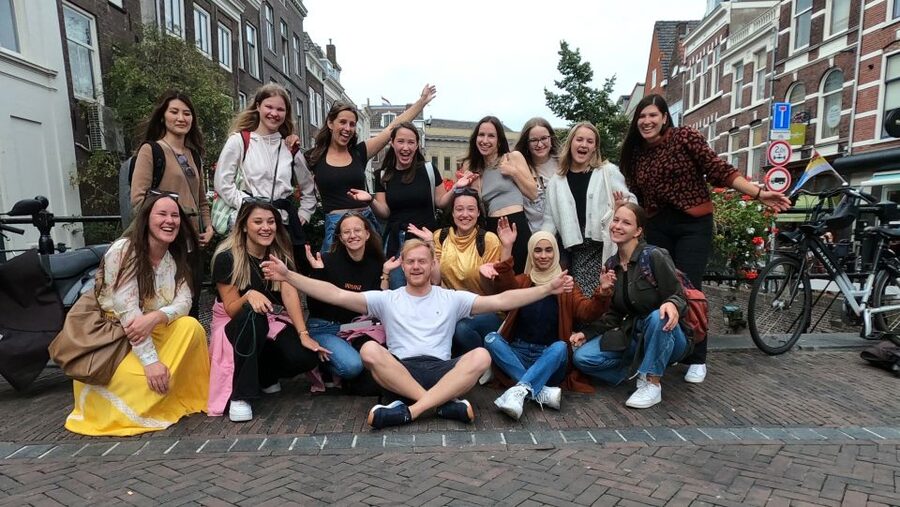 Utrecht: Guided Highlights Walking Tour - Zakkendrager, the market, and food tips