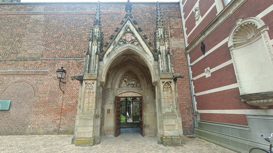 Utrecht: Guided Highlights Walking Tour - Bicycle culture and the final quiet gardens