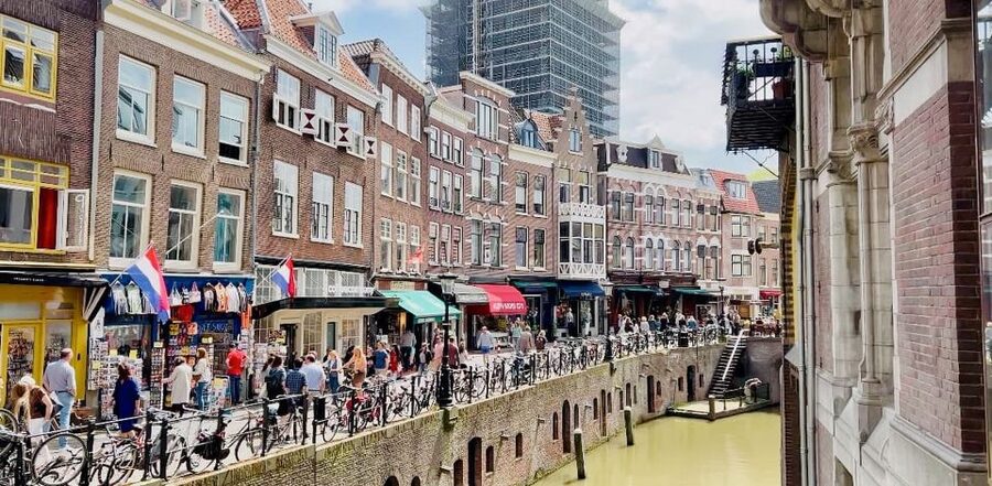 Utrecht: Highlights and Secrets with a Walking Tour - A guide who changes pace for your group