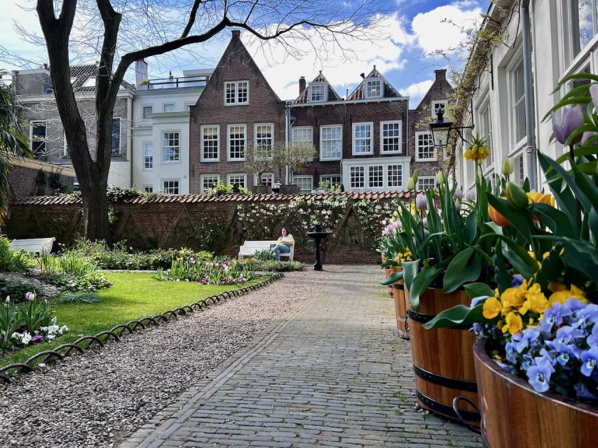 Utrecht: Highlights and Secrets with a Walking Tour - Finding the guide at Vredenburgplein
