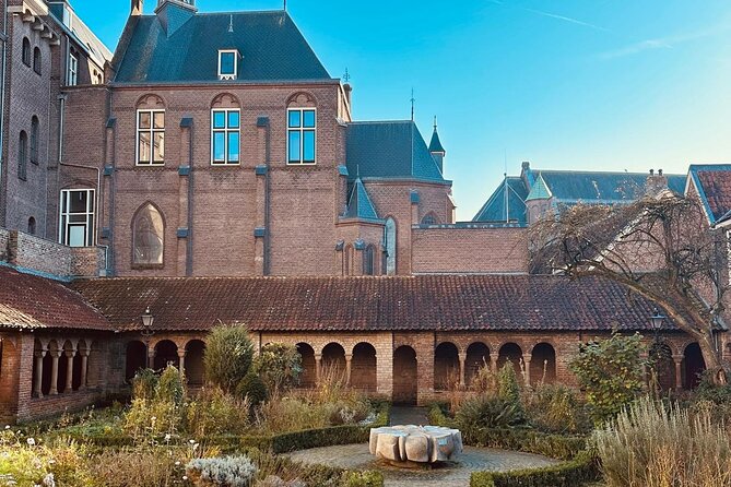 Utrecht Historic City: a Self-Guided Augmented Reality Tour - Seven little streets and everyday Utrecht