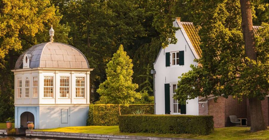 Vecht River: Private Tour sightseeing Cruise with diner - Boarding a classic open-topped boat