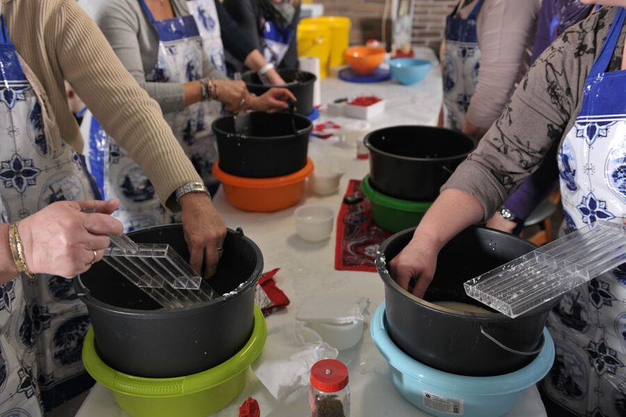 Volendam: 2.5-Hour Cheesemaking Workshop & Clog Making Tour - What happens during the waiting periods