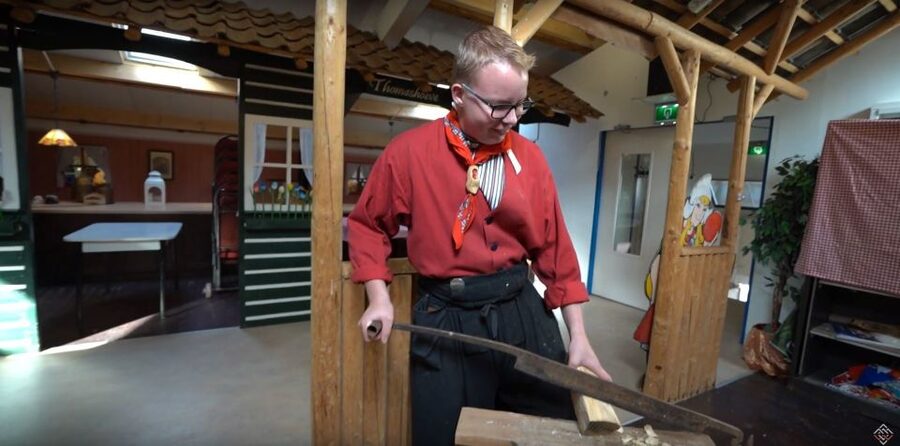 Volendam: 2-Hour Clogmaking Workshop and Cheese Tour - A Hands-On Start With a Block of Poplar