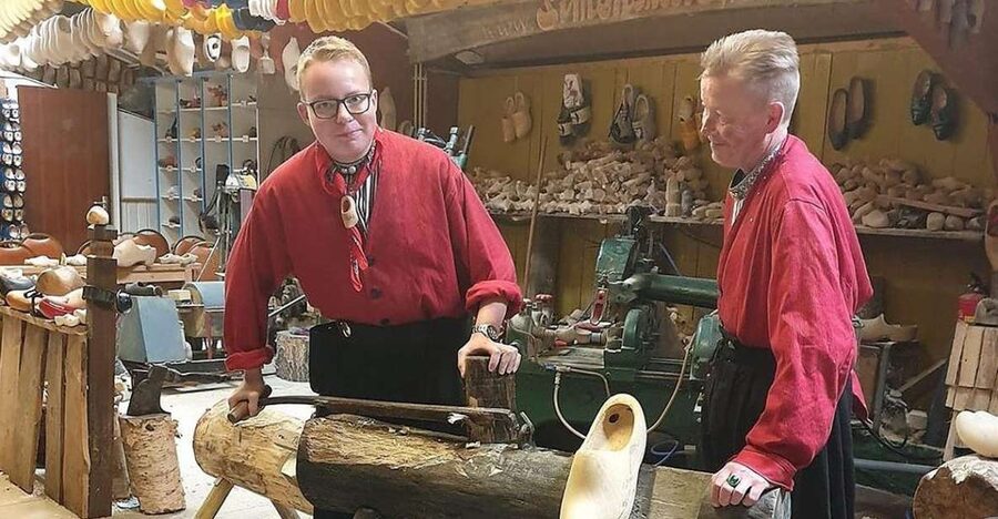 Volendam: 2-Hour Clogmaking Workshop and Cheese Tour - Getting to Simonehoeve From Amsterdam