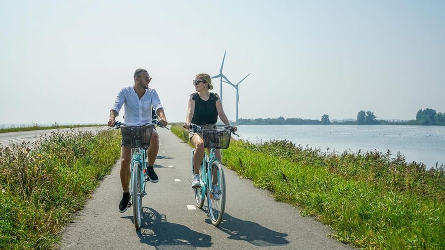 Volendam: Bike Rental including Highlights-Routes - Monnickendam and its old center