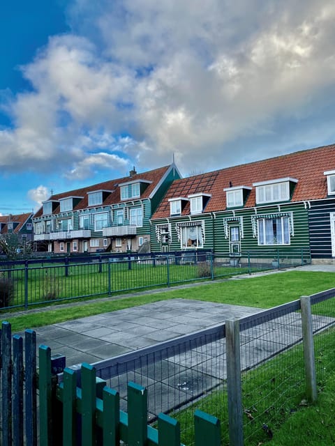 Volendam: Bike Rental including Highlights-Routes - Choosing between three routes