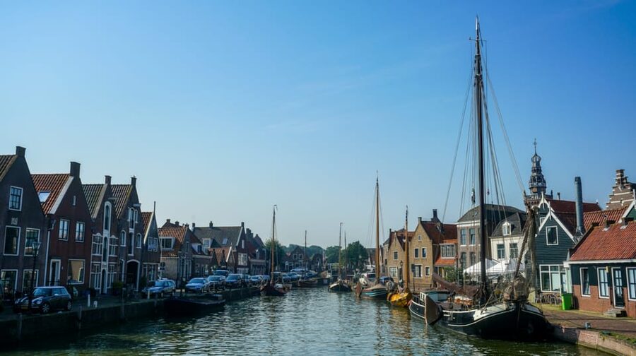 Volendam: E-Bike Rental including Highlights-Routes - Monnickendam, a good coffee pause
