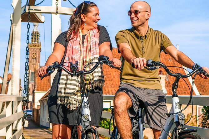 Volendam: E-bike rental with suggested countryside- and fisherman village route - From Haven 45 to the first Dutch dike