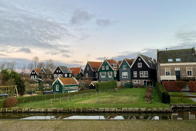 Volendam: E-bike rental with suggested countryside- and fisherman village route - Monnickendam and its old harbor