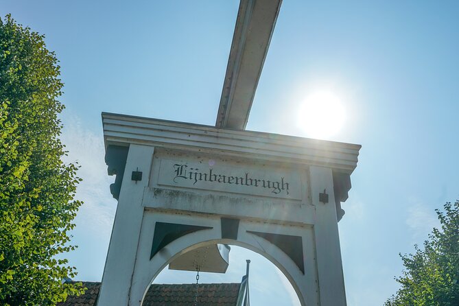 Volendam: E-bike rental with suggested countryside- and fisherman village route - What the equipment and route support really provide