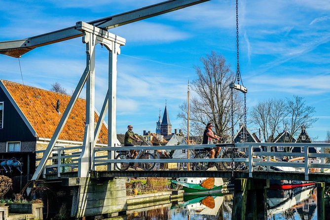 Volendam: E-bike rental with suggested countryside- and fisherman village route - Edam, a short ride into old-town calm