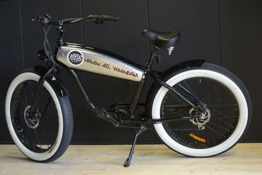Volendam: E-Fatbike Rental - Starting beneath Volendam’s old dike
