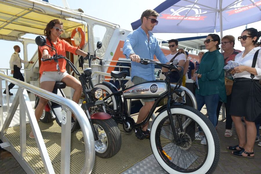 Volendam: E-Fatbike Rental - The 10-kilometer dike to Marken